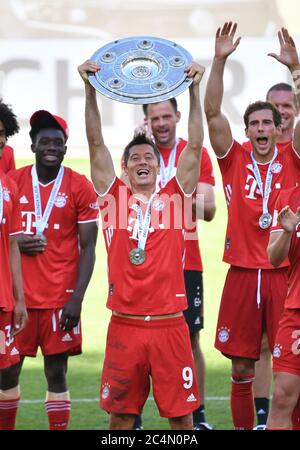 Wolfsburg, Germania, 27 giugno 2020, cerimonia dei vincitori dopo la partita: Il 30° titolo di campionato per la FCB. Robert LEWANDOWSKI, FCB 9 festeggia con il trofeo al 1.Bundesliga match VFL WOLFSBURG - FC BAYERN MUENCHEN 0-4 nella stagione 2019/2020:00 giorno 34. FCB Foto: © Peter Schatz / Alamy Live News / Frank Hoermann/Sven Simon/Pool - LE NORMATIVE DFL VIETANO L'USO DI FOTOGRAFIE come SEQUENZE DI IMMAGINI e/o QUASI-VIDEO - Agenzie di Notizie nazionali e internazionali PER uso esclusivamente editoriale Foto Stock