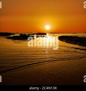 Tramonto rosso sul mare della Sicilia, punto di riferimento naturale e turismo in estate Foto Stock