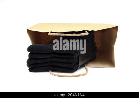 Confezione di cinque calze nere in una borsa marrone isolato su bianco. Foto Stock