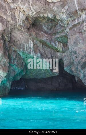 Foto verticale di una grotta marina con una sorprendente acqua turchese In Costiera Amalfitana in Italia Foto Stock