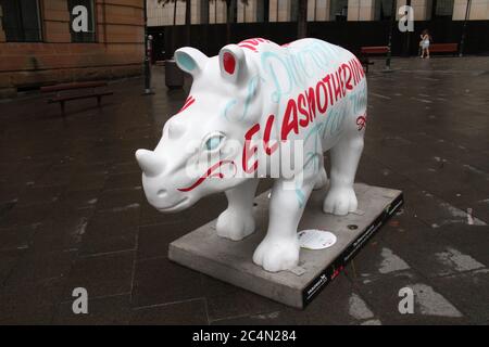 La scultura rinoceronte chiamata ‘peso pesante’ da Marty Routledge, sponsorizzata da Universal McCann. Si trova su Bent Street. Foto Stock