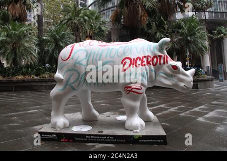 La scultura rinoceronte chiamata ‘peso pesante’ da Marty Routledge, sponsorizzata da Universal McCann. Si trova su Bent Street. Foto Stock