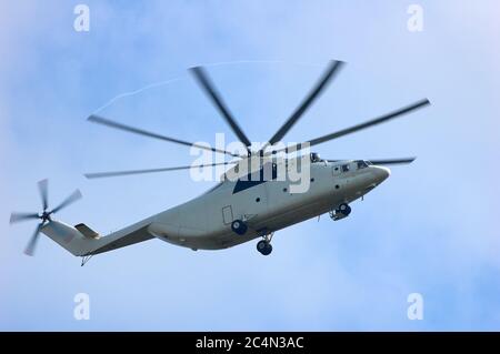 Un grande elicottero sta volando nel cielo blu Foto Stock