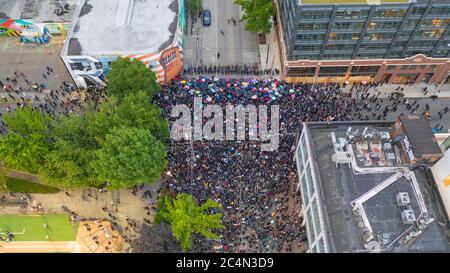 Seattle, WA/USA 3 giugno: I manifestanti di Street View creano una scena Mob per George Floyd e il BLM a Seattle su Capital Hill 3 giugno 2020 Foto Stock