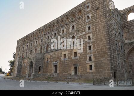 Ingresso all'antico teatro greco in rovina di Aspendos in Turchia Foto Stock