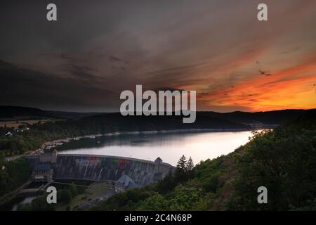 Vista dal punto di vista chiamato Kleine Kanzel sul lago tedesco Edersee al tramonto Foto Stock