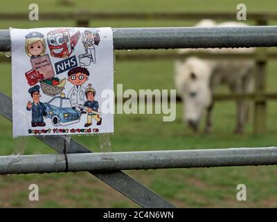 Mano colorata grazie NHS e i lavoratori chiave firmare sul cancello, Cambridgeshire Foto Stock