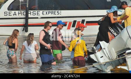 Kuta, Bali, Indonesia - 15 gennaio 2019: I turisti saliranno a bordo delle barche che partono per l'isola di Nusa Penida. Foto Stock