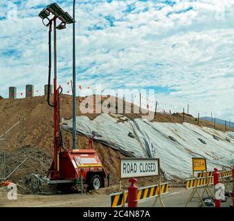 Townsville, Queensland, Australia - Giugno 2020: Costruzione di una nuova autostrada che collega le città del Queensland del Nord Foto Stock