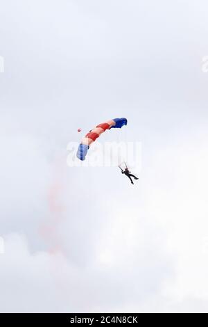 Un paracadutista del RAF Falcons Parachute Display Team si esibisce nei cieli sopra Silverstone, Inghilterra. Foto Stock