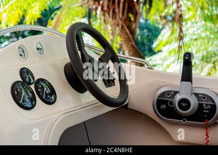 Townsville, Queensland, Australia - Giugno 2020: Volante e strumenti di un hobby barca di svago interno durante il restauro Foto Stock