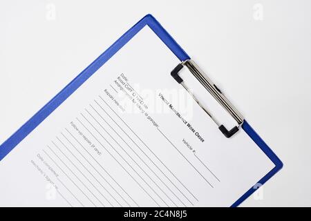 Primo piano di un documento di lavoro di manutenzione legalmente vincolante Foto Stock