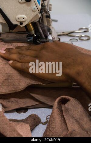 Rifugiati politici e immigrati africani che lavorano per l'adattamento dell'associazione no-profit nel sud Italia, Napoli. Foto Stock