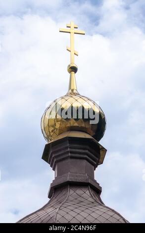 Vista dal basso cupole della chiesa cristiana con croci su sfondo blu cielo in Ucraina Foto Stock