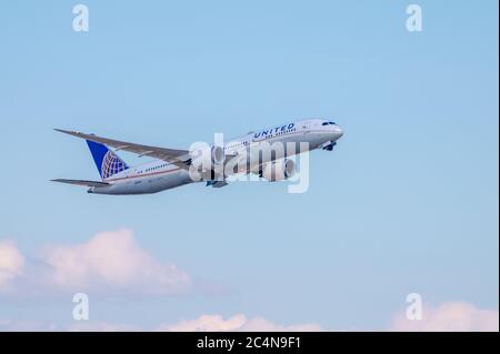 United Airlines Boeing 787-9 registrazione N27964 poco dopo il decollo scalando nel cielo. Il carro si ritrae Foto Stock