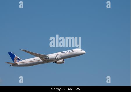 United Airlines Boeing 787-9 registrazione N27964 poco dopo il decollo scalando nel cielo. Il carro si ritrae Foto Stock