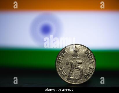 Moneta indiana - India venti paisa moneta rupia isolato su sfondo bandiera india. Vecchia 1979 paisa moneta 25 con spazio per testo copia. Foto Stock