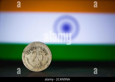 Moneta indiana - India venti paisa moneta rupia isolato su sfondo bandiera india. Vecchia 1979 paisa moneta 25 con spazio per testo copia. Foto Stock