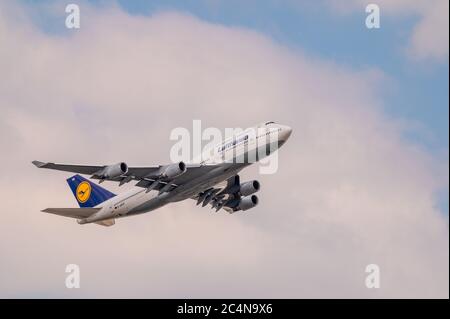 Lufthansa Airlines Boeing 747-400 registrazione di aeromobili passeggeri D-ABVR poco dopo il decollo dall'aeroporto di Francoforte sul meno Foto Stock