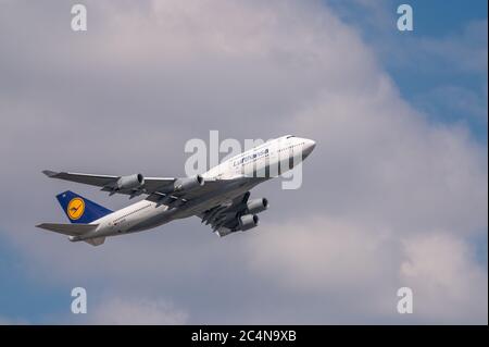 Lufthansa Airlines Boeing 747-400 registrazione di aeromobili passeggeri D-ABVR poco dopo il decollo dall'aeroporto di Francoforte sul meno Foto Stock