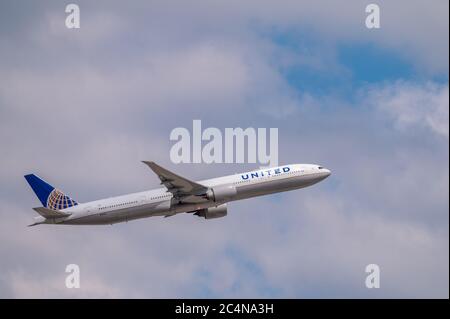 United Airlines Boeing 777-300ER immatricolazione di aeromobili N2846U poco dopo il decollo dall'aeroporto di Francoforte sul meno Foto Stock