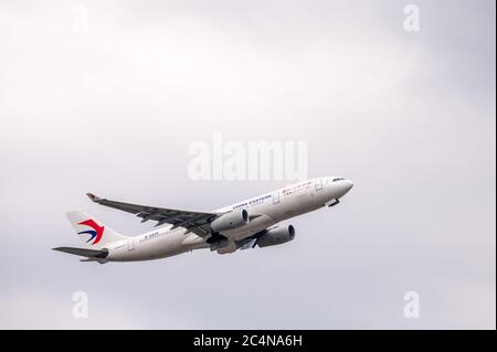 China Eastern Airlines Airbus A330-200 registrazione di aeromobili passeggeri B-5926 poco dopo il decollo dall'aeroporto di Francoforte sul meno Foto Stock