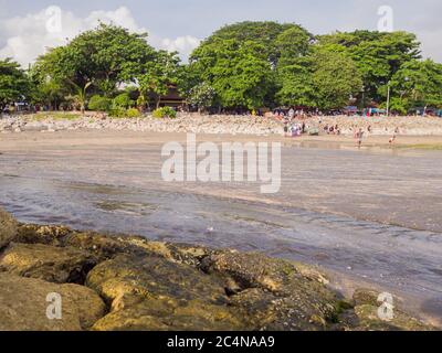 Kuta, Bali, Indonesia - 15 gennaio 2019: I turisti saliranno a bordo delle barche che partono per l'isola di Nusa Penida. Foto Stock