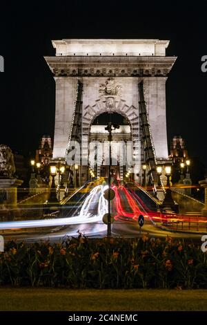 Ponte a catena sul Danubio a Budapest. Ungheria Foto Stock