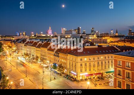 Città vecchia con grattacieli moderni sullo sfondo di notte a Varsavia, Polonia Foto Stock