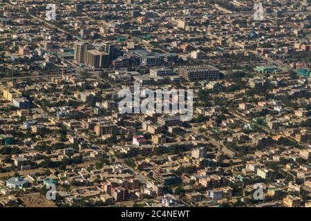 Alti edifici e case a Kabul Afghanistan Foto Stock