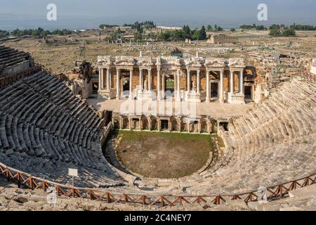 Anfiteatro nell'antica città di Hierapolis, Pamukkale, Turchia. Foto Stock