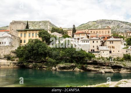 Mostar, Bosnia Erzegovina - splendida vista del fiume Neretva che scorre attraverso la città vecchia. Foto Stock