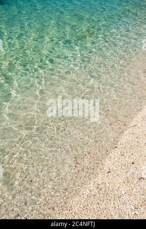 Bella spiaggia vuota sul mare Adriatico in Croazia. Foto Stock