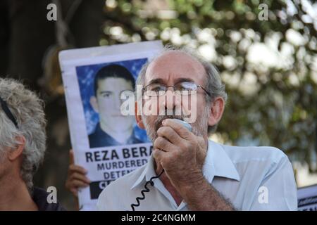 Ian Rintoul della Coalizione per l’azione dei rifugiati parla ai manifestanti dei rifugiati riuniti a Manly prima di marcharsi nell’ufficio di Tony Abbott. Foto Stock