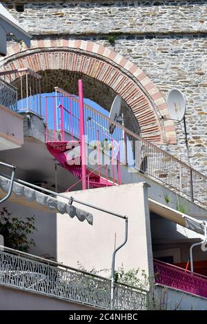 Grecia, Kavala, scala a chiocciola colorata e arco di acquedotto medievale Kamares Foto Stock