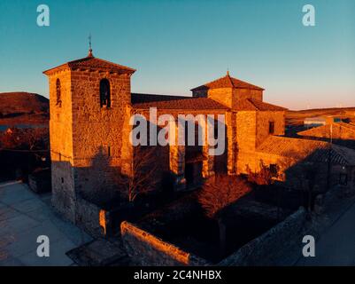 Splendida vista sul castello di Cardona a Barcellona, in Spagna, con uno sfondo tramonto Foto Stock