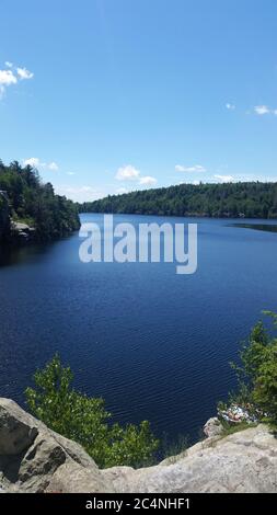 Vista panoramica sul lago presso la riserva naturale del Minnewaska state Park Foto Stock