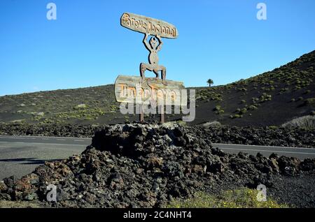 Lanzarote, Spagna - 18 gennaio 2012: Segno del diavolo del fuoco per l'attrazione turistica Parco nazionale Timanfaya, un paesaggio vulcanico Foto Stock