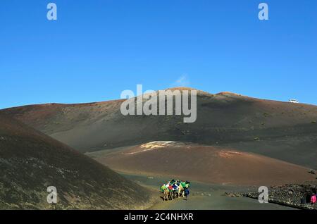 Lanzarote, Spagna, giro in cammello ai coni vulcanici e un autobus per il parco nazionale Timanfaya sopra Foto Stock