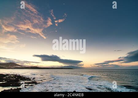 Splendida vista sull'oceano al tramonto Foto Stock