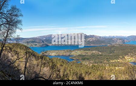 Panorama del Sognefjord in Norvegia in una giornata di sole Foto Stock