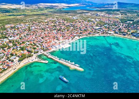 Città di Novalja spiaggia e lungomare sull'isola di Pag vista aerea, Dalmazia regione della Croazia Foto Stock
