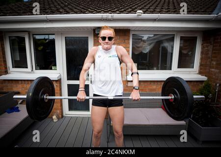 Danielle Hill Irish International swimmer e Olympic Hopeful treni nella sua casa di famiglia a Newtownabbey, Irlanda del Nord. Foto Stock