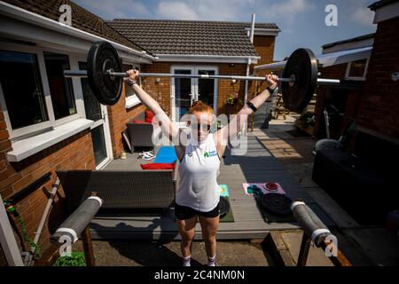 Danielle Hill Irish International swimmer e Olympic Hopeful treni nella sua casa di famiglia a Newtownabbey, Irlanda del Nord. Foto Stock