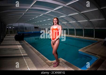 Danielle Hill Irish International nuotatore e olimpico fiducioso allenamento presso un amico piscina a Ballynure, Irlanda del Nord. Foto Stock