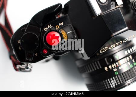 Schiedam, Paesi Bassi - 16 NOVEMBRE 2019: Primo piano di una fotocamera analogica d'epoca con sfondo bianco. Fotocamera Canon A-1 SLR. Foto Stock