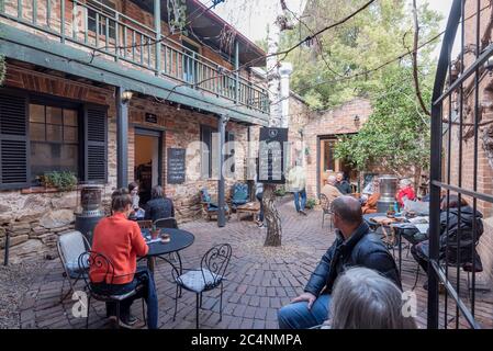 La nuova normalità, presto un Sabato mattina a Mudgee, Australia persone stand e sedersi a distanze appropriate e bere caffè in un cortile aperto Foto Stock