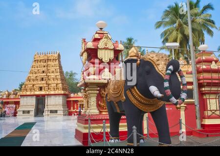 Kudroli Shree Tempio di Gokarnanatheshwara, Kudroli, Mangalore, Karnataka, India del Sud, India, con una statua nera di elefante di fronte Foto Stock