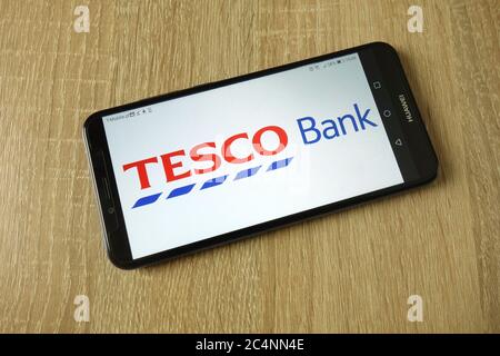 Logo Tesco Bank visualizzato sullo smartphone Foto Stock