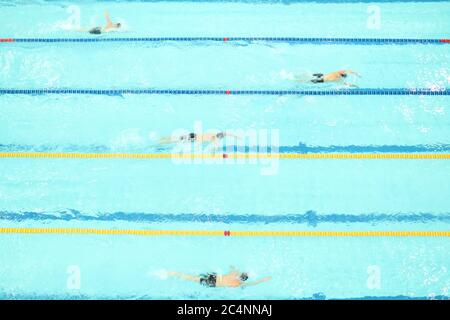 Vista dall'alto per gli uomini che si sfidano in una piscina in stile libero Foto Stock
